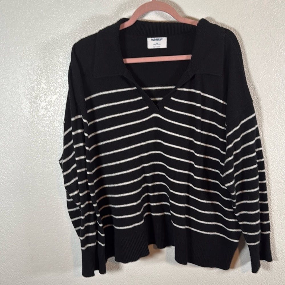 Old Navy Black and White Striped V-Neck Sweater